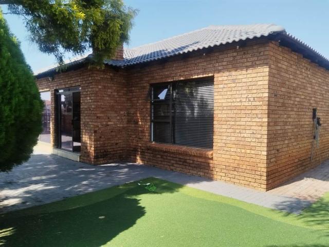 4 Bedroom House in Doornpoort and surrounds