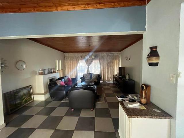 4 Bedroom House in Dorandia