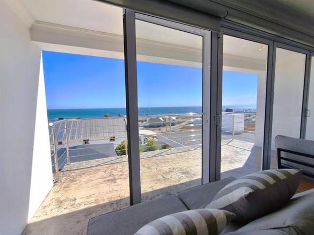 4 Bedroom House in Da Gama Bay