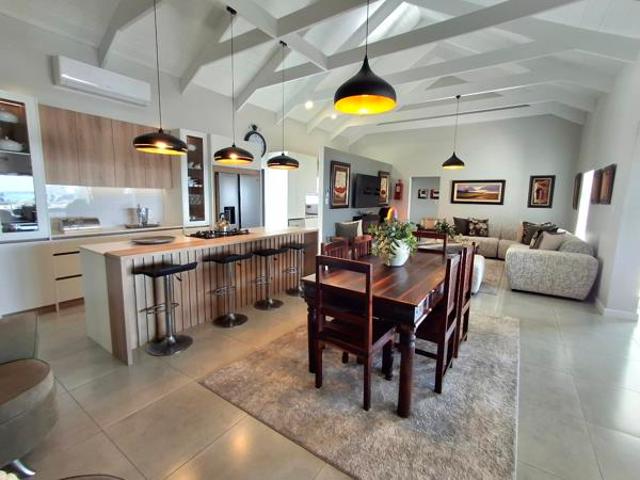 4 Bedroom House in Da Gama Bay