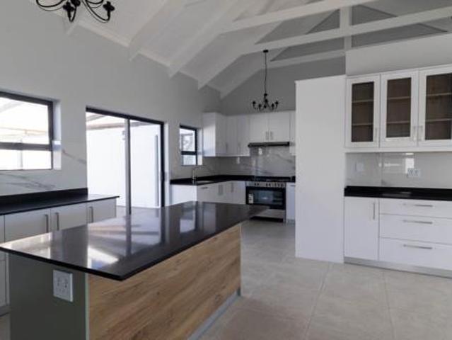 4 Bedroom House in Da Gama Bay
