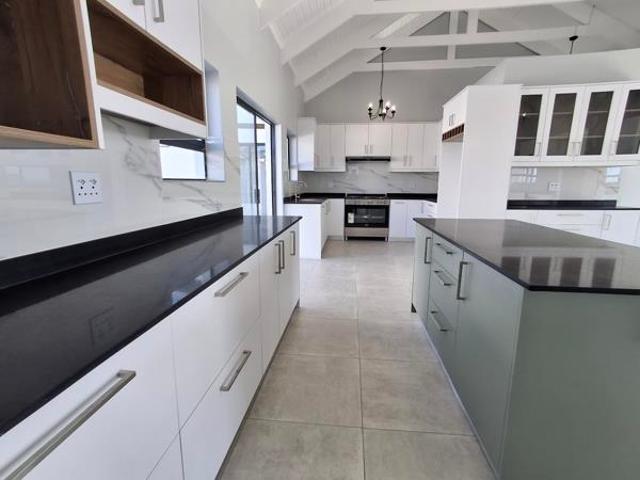 4 Bedroom House in Da Gama Bay