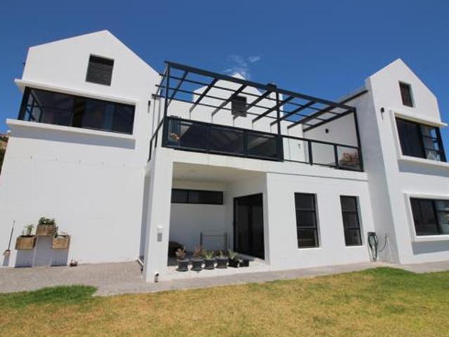 4 Bedroom House in Da Gama Bay