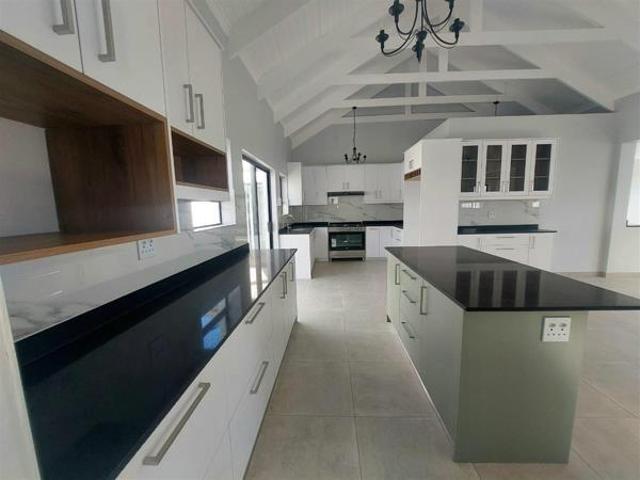 4 Bedroom House in Da Gama Bay
