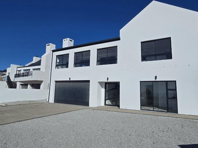 4 Bedroom House in Da Gama Bay