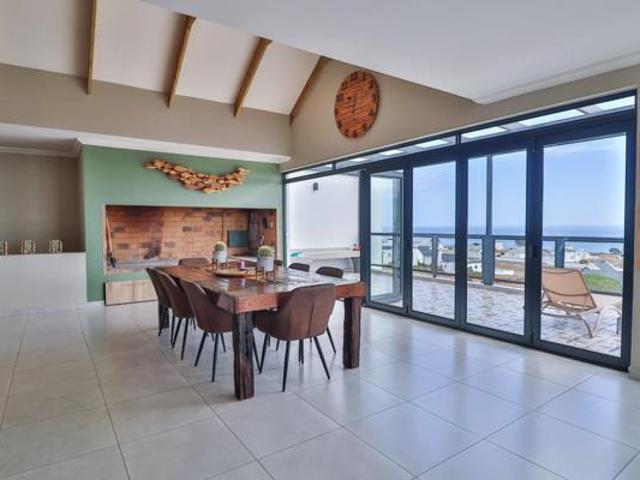 4 Bedroom House in Da Gama Bay