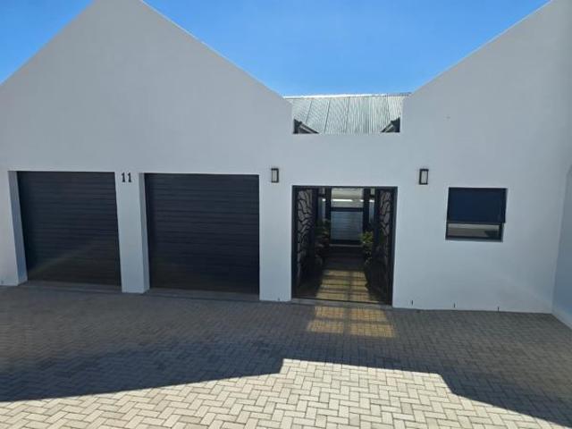 4 Bedroom House in Da Gama Bay