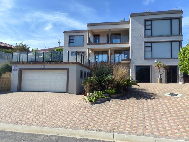 4 Bedroom House in Dana Bay