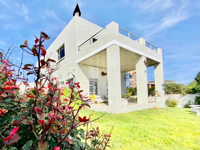 4 Bedroom House in De Kelders