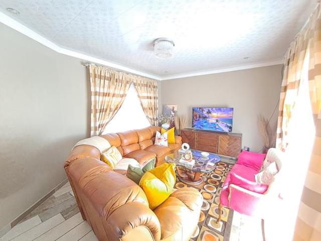 4 Bedroom House in Dennesig
