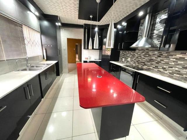 4 Bedroom House in Die Heuwel