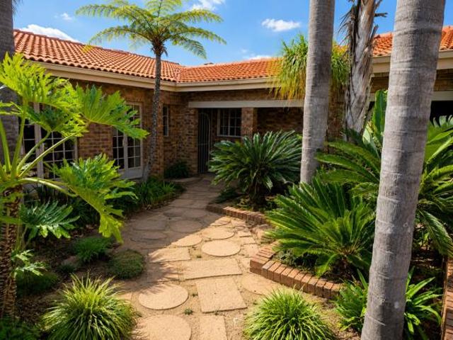 4 Bedroom House in Die Heuwel