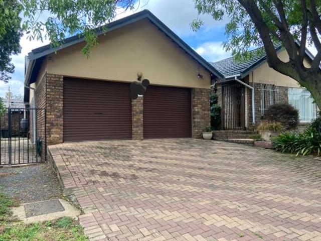 4 Bedroom House in Die Heuwel