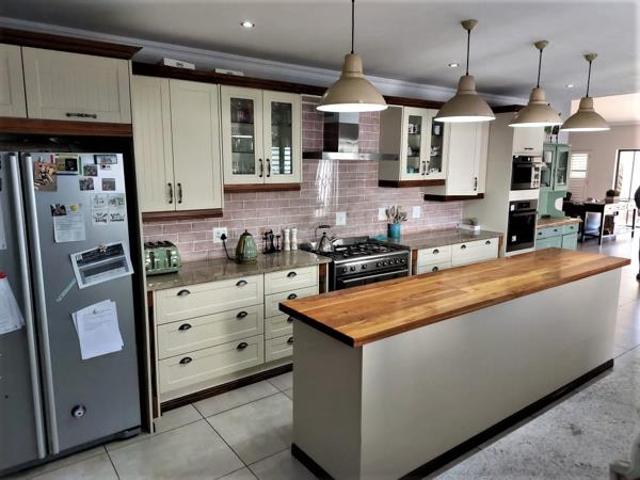 4 Bedroom House in Die Heuwel