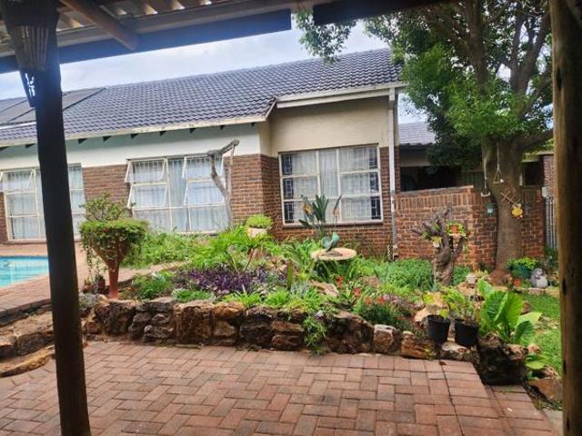 4 Bedroom House in Die Hoewes