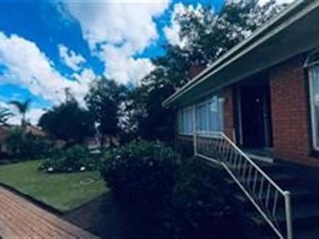 4 Bedroom House in Die Hoewes