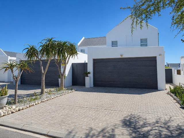 4 Bedroom House in Dwarskersbos