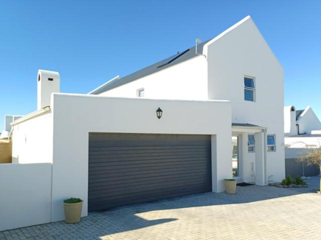 4 Bedroom House in Dwarskersbos