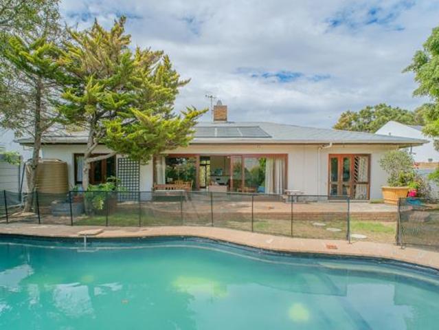 4 Bedroom House in Edgemead