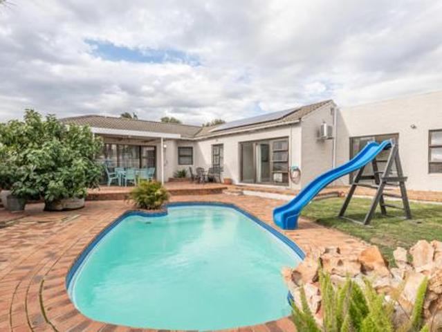 4 Bedroom House in Edgemead