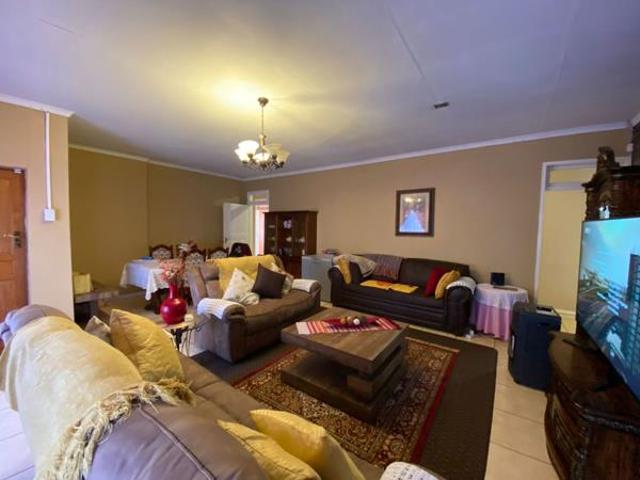 4 Bedroom House in Ehrlich Park