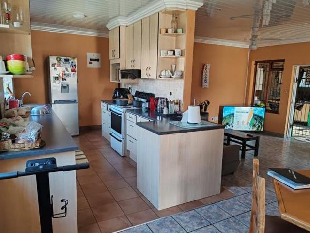 4 Bedroom House in Elsies River