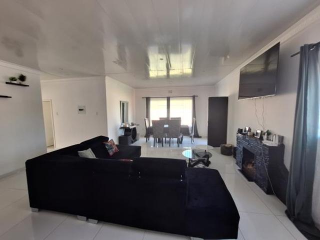 4 Bedroom House in Erasmia