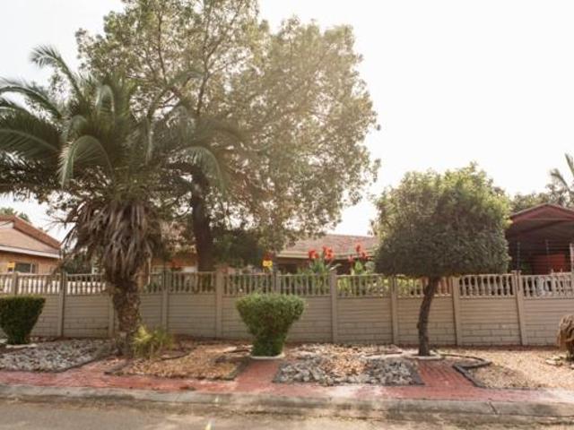 4 Bedroom House in Fauna Park