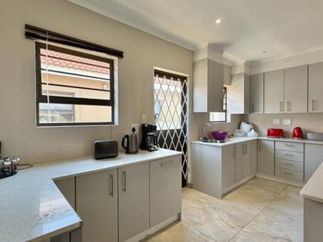 4 Bedroom House in Fairview Golf Estate