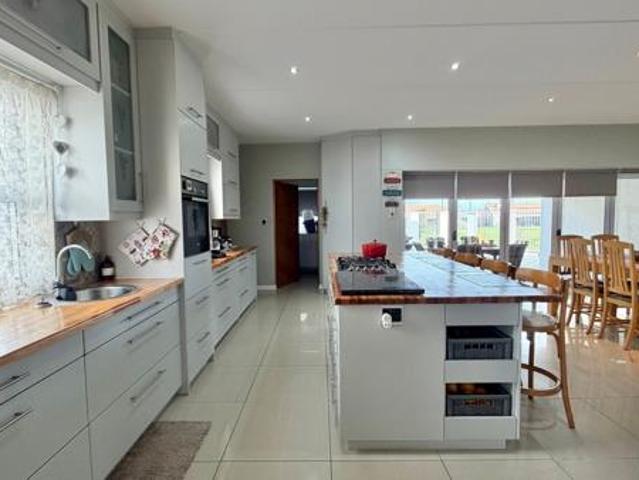 4 Bedroom House in Fairview Golf Estate
