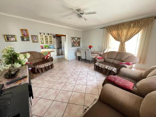 4 Bedroom House in Fernwood