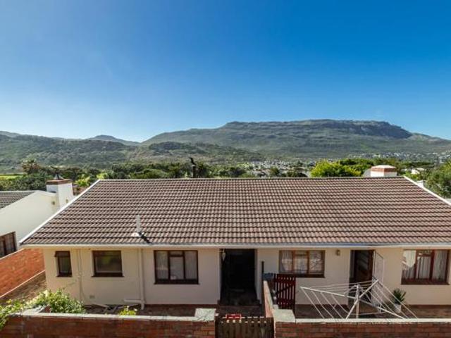 4 Bedroom House in Fish Hoek