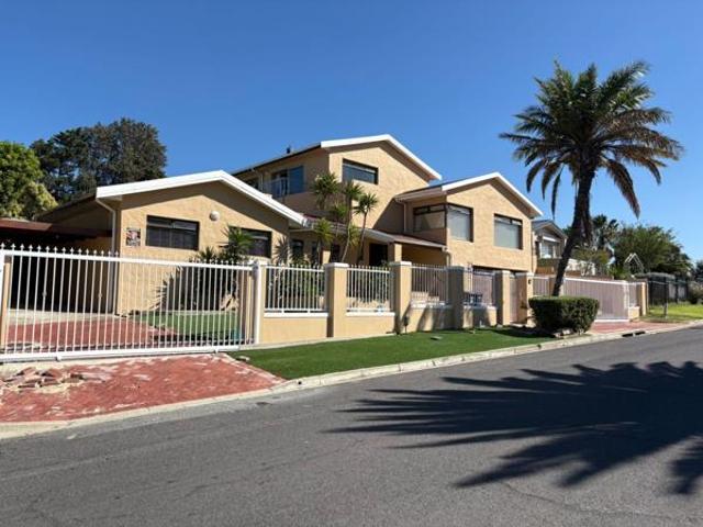 4 Bedroom House in Flamingo Vlei
