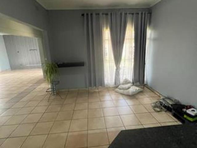 4 Bedroom House in Flora Gardens