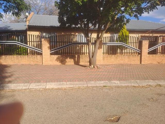 4 Bedroom House in Flora Park