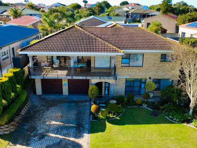 4 Bedroom House in Fraaiuitsig