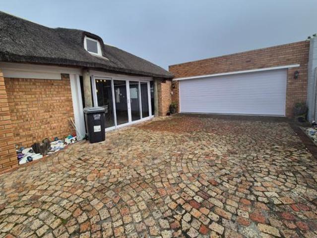 4 Bedroom House in Franskraal