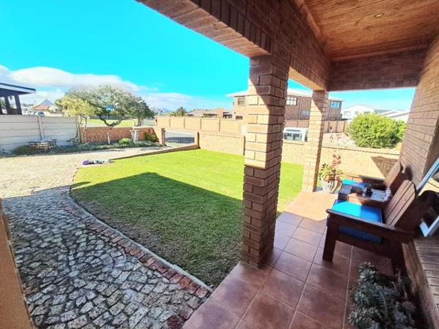 4 Bedroom House in Franskraal