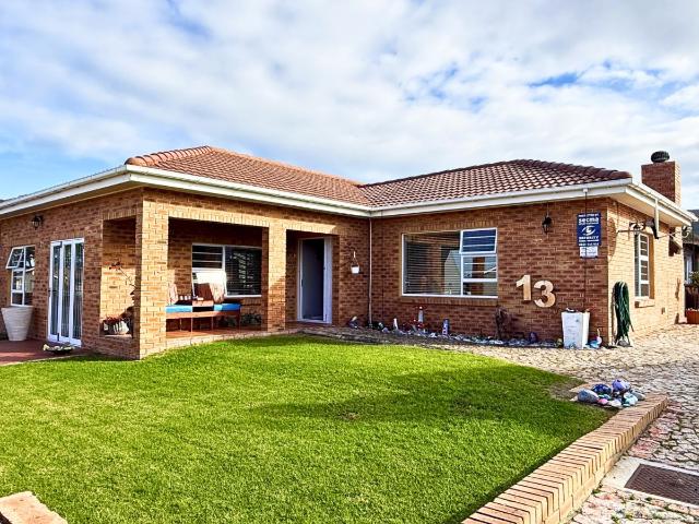 4 Bedroom House in Franskraal