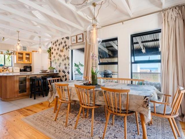 4 Bedroom House in Kommetjie
