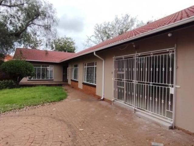 4 Bedroom House in Kookrus