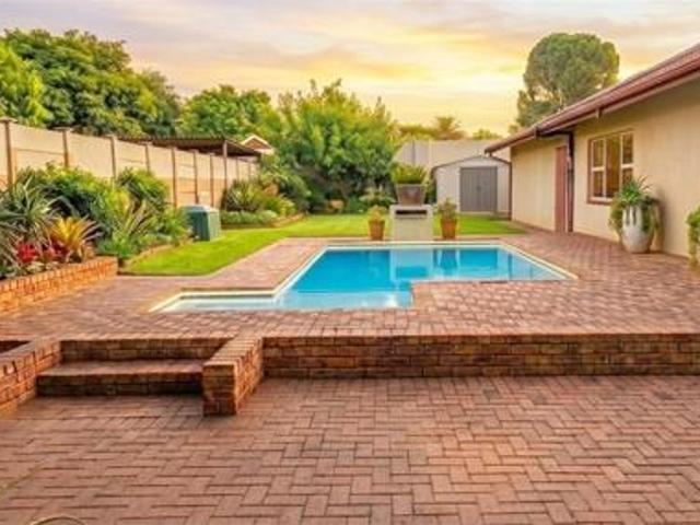 5 Bedroom House in Kookrus