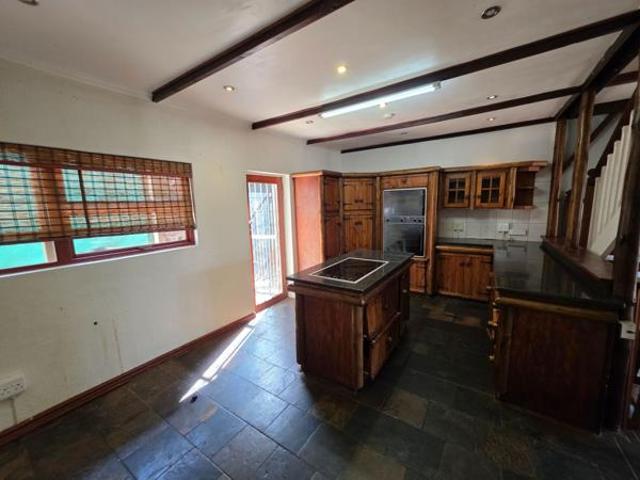 4 Bedroom House in Kosmos