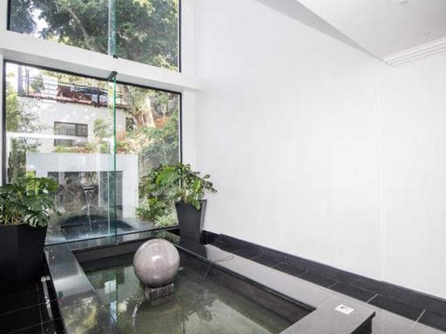 4 Bedroom House in Kosmos