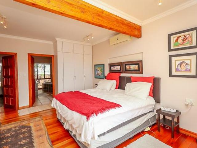 4 Bedroom House in Kosmos
