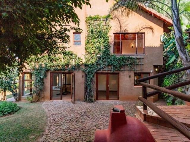 4 Bedroom House in Kosmos
