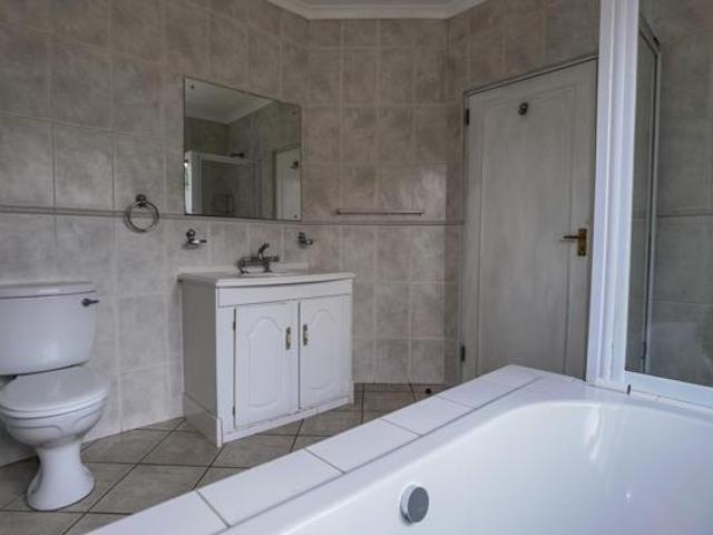 4 Bedroom House in Kosmos