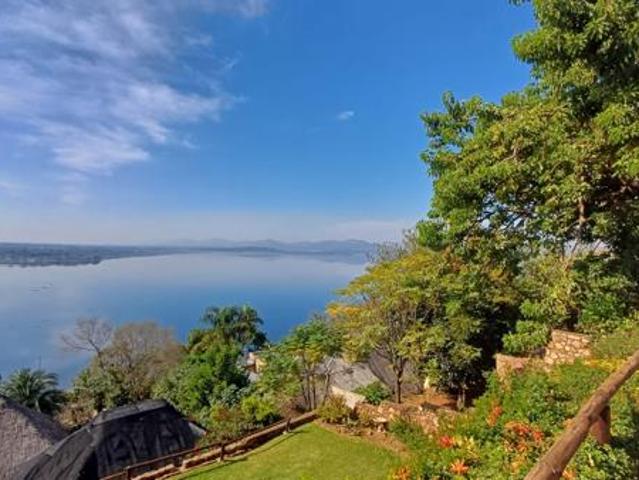 4 Bedroom House in Kosmos