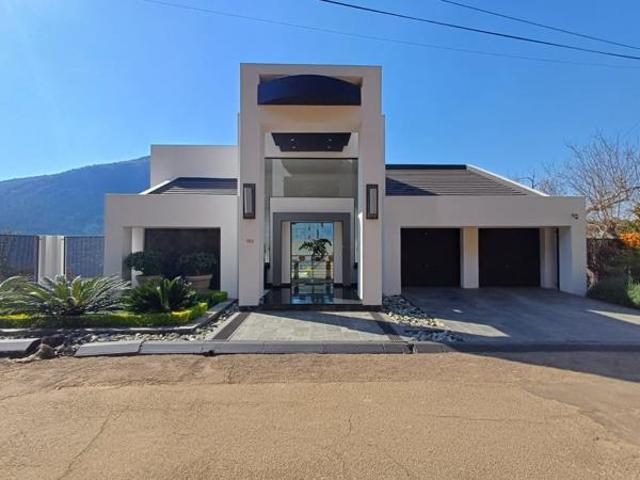 4 Bedroom House in Kosmos