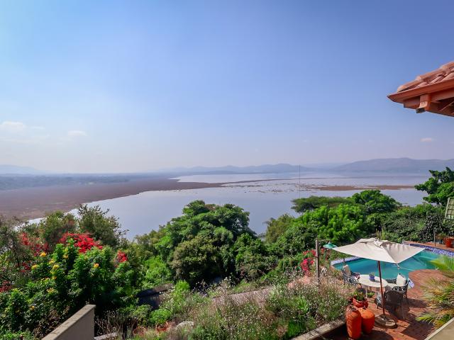 4 Bedroom House in Kosmos